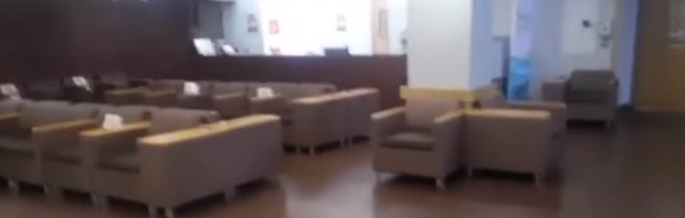 Burgerjournalisten filmen bij ziekenhuizen ‘vol coronapatiënten’. Dit troffen ze aan (kijk nu het nog kan)