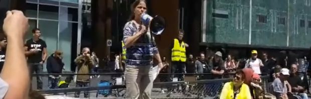 Arts houdt emotionele speech tijdens lockdownprotest Eindhoven: ‘Onvoorstelbaar wat er nu gebeurt’