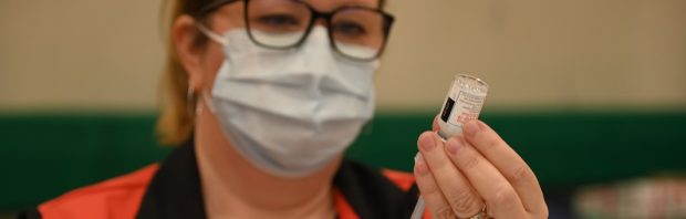 Filmpje van zorgwerker die ‘ligt te stuiptrekken na coronavaccin’ gaat viraal: ‘Ik ben doodsbang!’