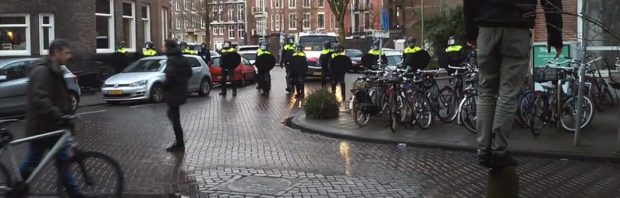 Neergeknuppelde man (71): Politie gooide zelf met bakstenen op Museumplein