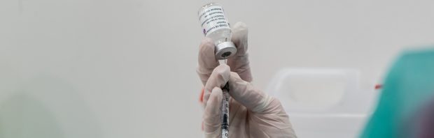 Ziekenhuismedewerker krijgt hersenbloeding na ‘veilig’ AstraZeneca-vaccin en overlijdt
