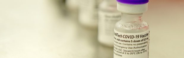 Verpleeghulp wordt enkele uren na Pfizer-vaccin dood gevonden in badkamer van patiënt