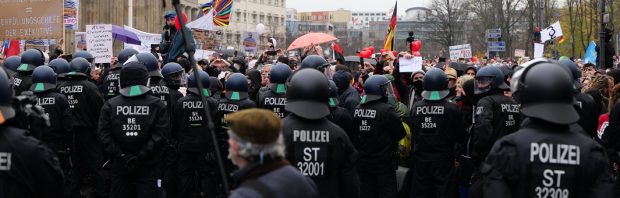 Hooggeplaatste politieagent uit Stuttgart neemt het op voor coronabetogers: ‘Ik doe hier niet aan mee’