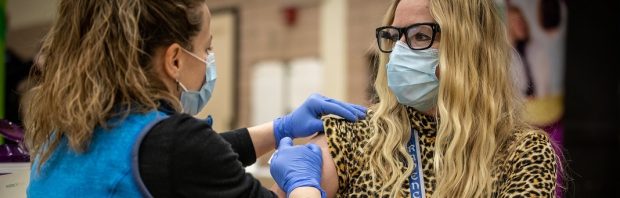 Beelden van vrouw (34) die amper kan lopen na Pfizer-vaccin gaan hele wereld over