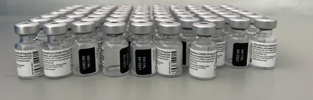 Wetenschappers in rep en roer om studie die beweert dat coronavaccins mensen doden