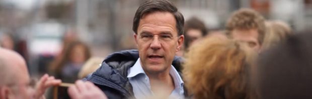 Kijk: Rutte gespot met World Economic Forum-tas – ‘Niets te zien hoor mensen!’