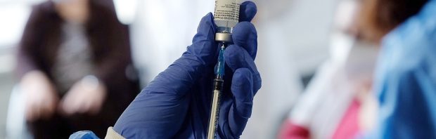Medisch adviseur pleit voor onderzoek naar risico’s massavaccinatie, en wordt gecensureerd: ‘Het is triest’