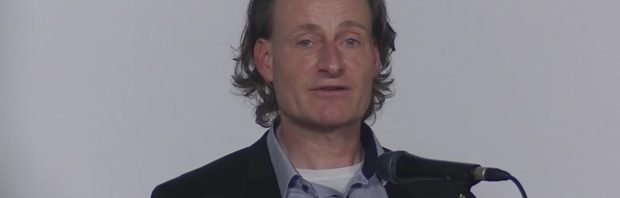 Jeroen Pols geeft speech op Museumplein: ‘Hiermee overschrijdt regime-Rutte een duidelijke rode lijn’