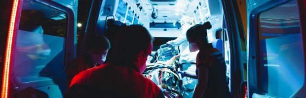 Alarmerende toename aantal ambulance-inzetten tijdens prikcampagne: ‘Daders moeten worden berecht’
