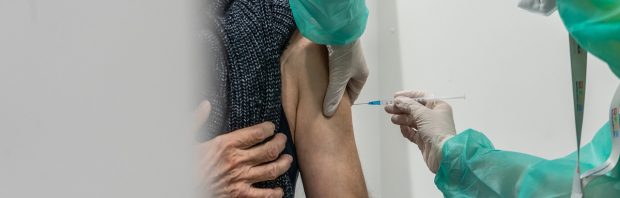 Ophef om uitspraken Nijmeegse hoogleraar over vaccinatie: ‘Dit wordt sterker met elke injectie’