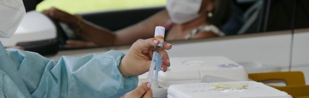 Rechercheur doet onderzoek naar mogelijke link tussen vaccin en babysterfte, en wordt geschorst