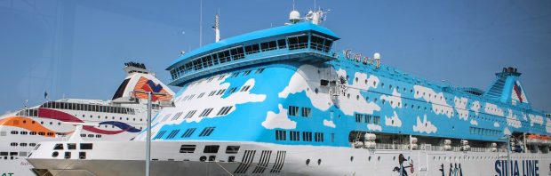 Beelden van asielzoekers op cruiseschip zorgen voor ophef: ‘Alles gratis, opperste luxe, u zit in de kou’