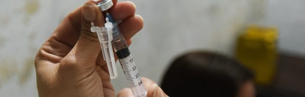 Aantal overleden artsen na coronavaccinatie gaat richting 100: ‘Buitengewoon alarmerend’