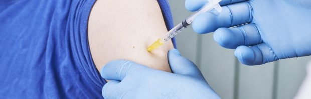 Arts waarschuwt: ‘Het lijkt erop dat het mRNA wordt overgedragen van gevaccineerden op ongevaccineerden’