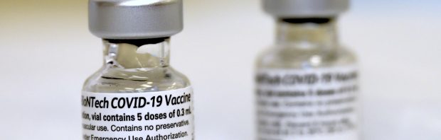 Bizar: zo zien de Pfizer-vaccins eruit tegen een zwarte achtergrond