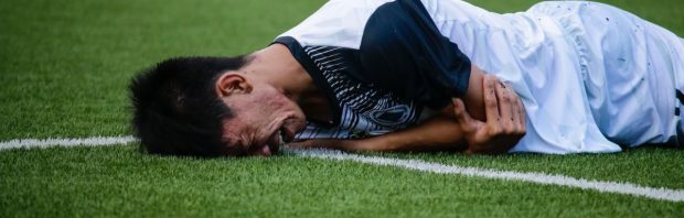 ‘Propaganda’ van RTL Nieuws over in elkaar zakkende voetballers wekt irritatie